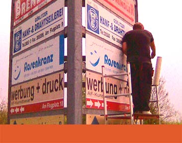 Beschriftung Werbepylon mit Schildern